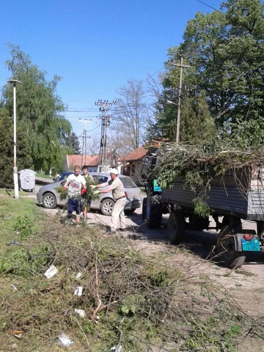Радна акција, сређивање и чишћење парка и спортског терена 21.-22.04.2018. год.